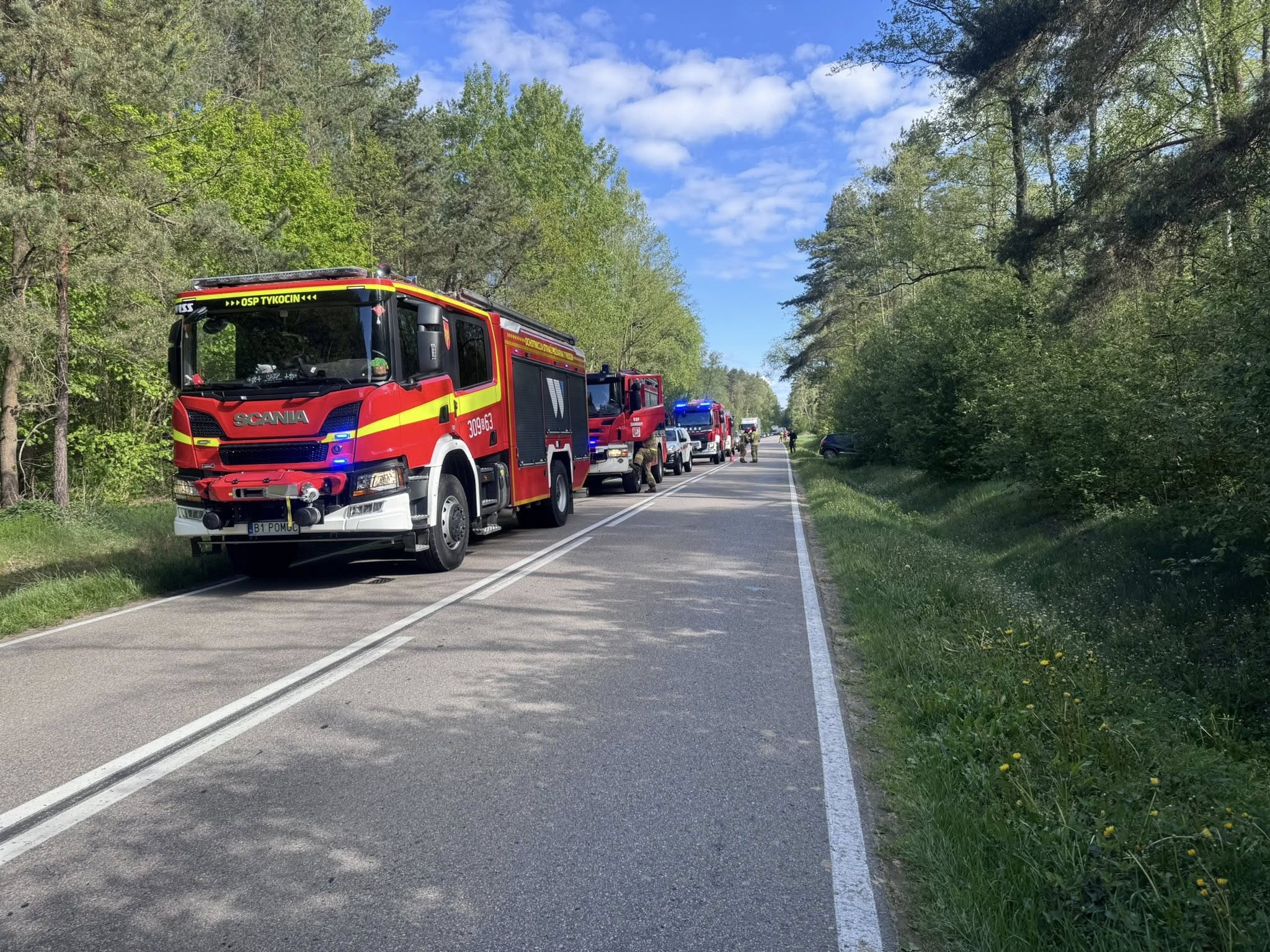 Wypadek na DW671. Szkolny autobus w rowie
