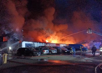 Pożar hali produkcyjnej w podpoznańskiej Kobylnicy