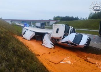 Ciężarówka zgniotła busa. Sos pomidorowy na A1
