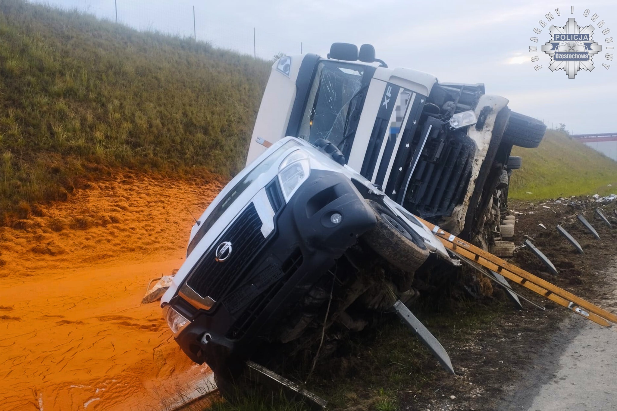 Ciężarówka zgniotła busa. Sos pomidorowy na A1