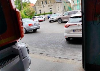 ‘Mistrzowie’ parkowania zablokowali strażaków. Znowu