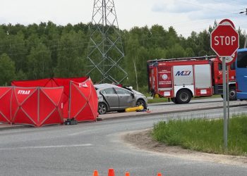 Zderzenie osobówki z autokarem. Dwie ofiary