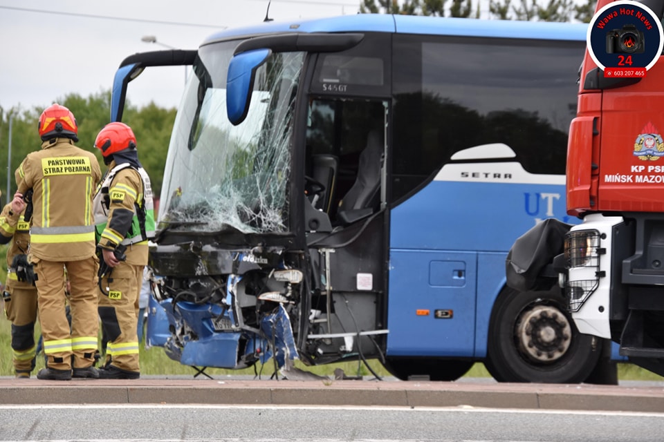 Zderzenie osobówki z autokarem. Dwie ofiary
