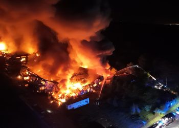 Pożar hali w Kawęczynie. Na miejscu 160 strażaków