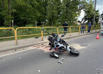 Wypadek na DK-11. Policjant w szpitalu