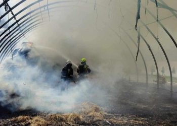 Pożar tunelu magazynowego ze słomą w Deszcznie