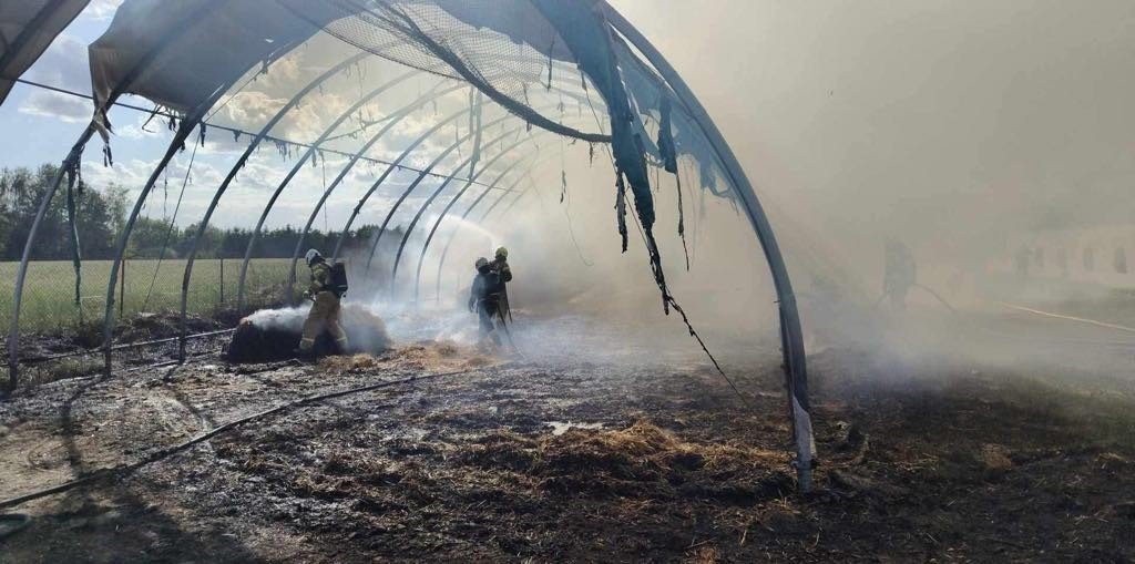 Pożar tunelu magazynowego ze słomą w Deszcznie