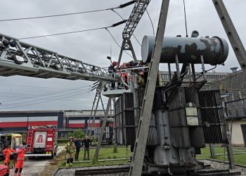 Dostał ataku padaczki na transformatorze. Strażacy w akcji