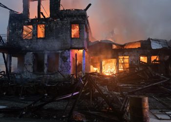 Duży pożar budynków w Rewalu. Jedna osoba nie żyje