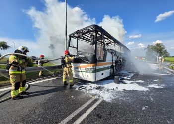 Pożar autokaru w Sługocinie. Pojazd doszczętnie spłonął
