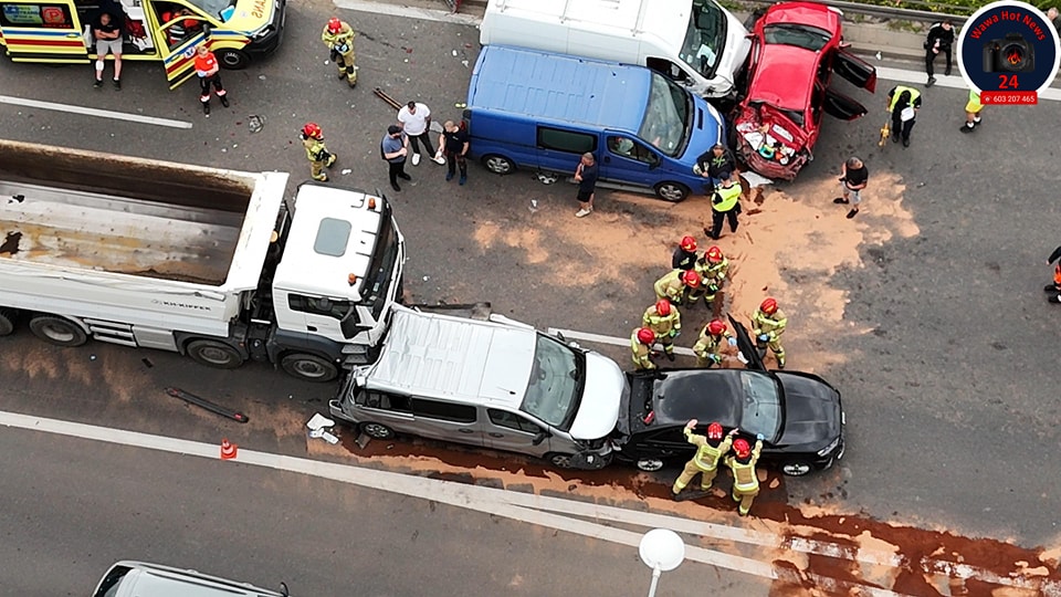 Karambol na S8 w Warszawie. Lądował śmigłowiec LPR