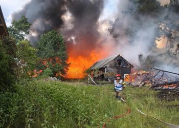 Leszczka Duża. Pożar budynków i lasu
