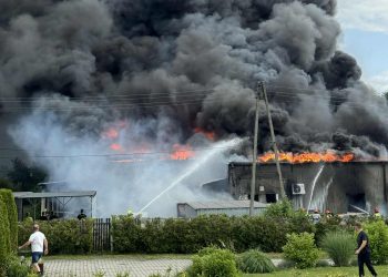 Pożar hali w Czuchowie. W akcji samolot gaśniczy