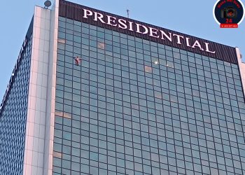 Wspiął się na warszawski wieżowiec. Na miejsce wezwano strażaków