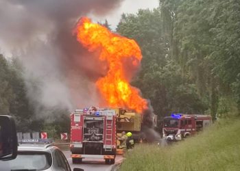 Żuraw samojezdny w ogniu. Akcja strażaków na DK51