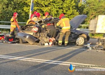 Wypadek w Opolu. Dwóch 19-latków w stanie krytycznym
