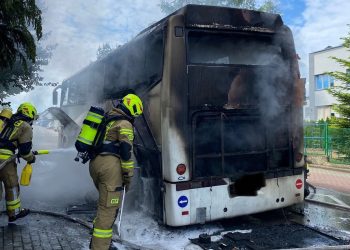 Pożar autokaru przed szkołą w Tąpkowicach