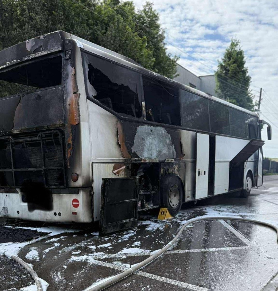 Pożar autokaru przed szkołą w Tąpkowicach