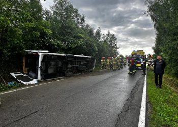Wypadek busa w Rzepienniku Suchym. Są ranni