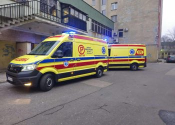 Zaatakował ratowników i policjantów. Zapadł wyrok