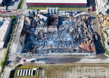 Pożar hali w Mińsku Mazowieckim. Trwa dogaszanie