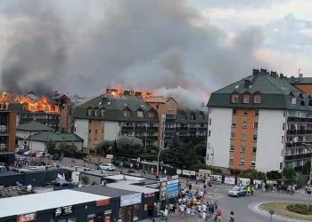 Duży pożar budynku w Ząbkach. Strażacy walczą z ogniem