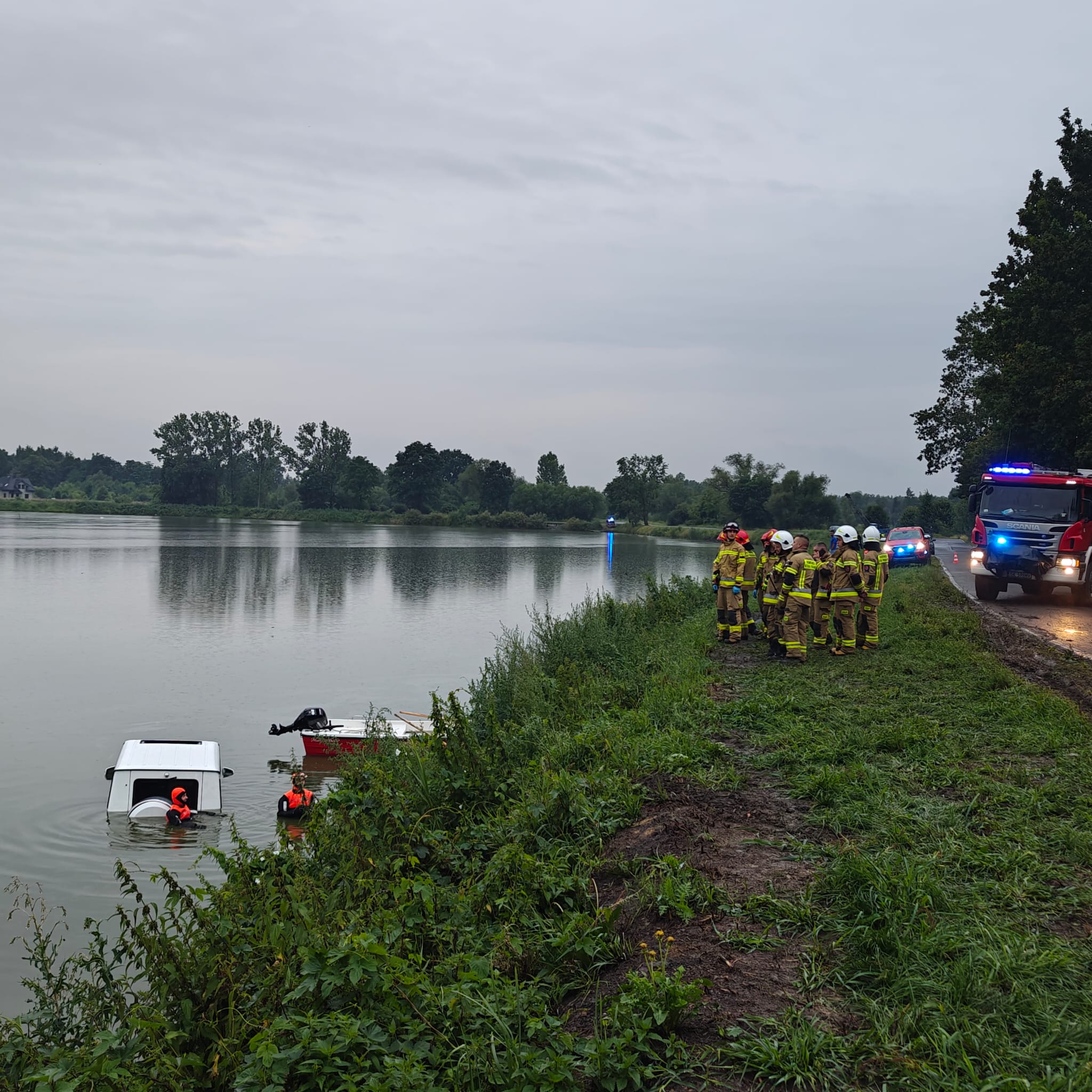 Akcja strażaków w Dankowicach. Mercedes G w stawie