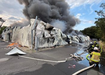 Kędzierzyn-Koźle. Na miejscu 40 zastępów, dwóch strażaków poszkodowanych