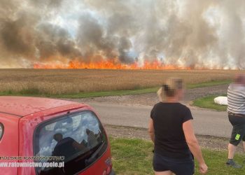 Pożar zboża na polu pod Kluczborkiem