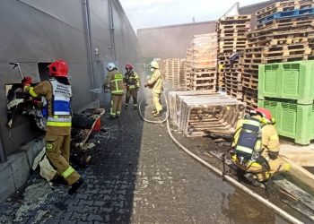 Pożar w hali produkcyjnej w Mierzynie