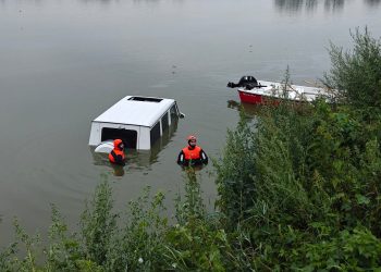 Akcja strażaków w Dankowicach. Mercedes G w stawie