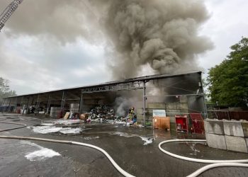 Pożar hali z elektrośmieciami w Gliwicach