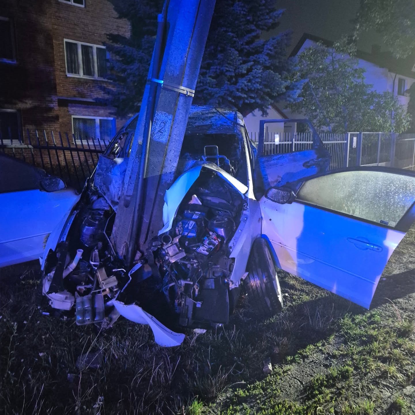 Pijany 16-latek uderzył w słup. Wybuchł pożar