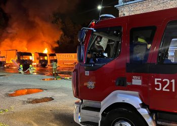 Nocna akcja strażaków w Mysłowicach. Płonęły ciężarówki