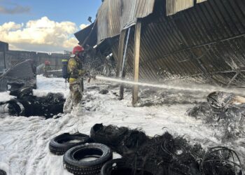 Szczecin. Strażacy dogaszają pożar zakładu wulkanizacyjnego