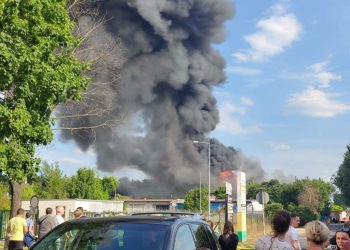 W Kędzierzynie-Koźlu płonie hala ze sprzętem elektronicznym