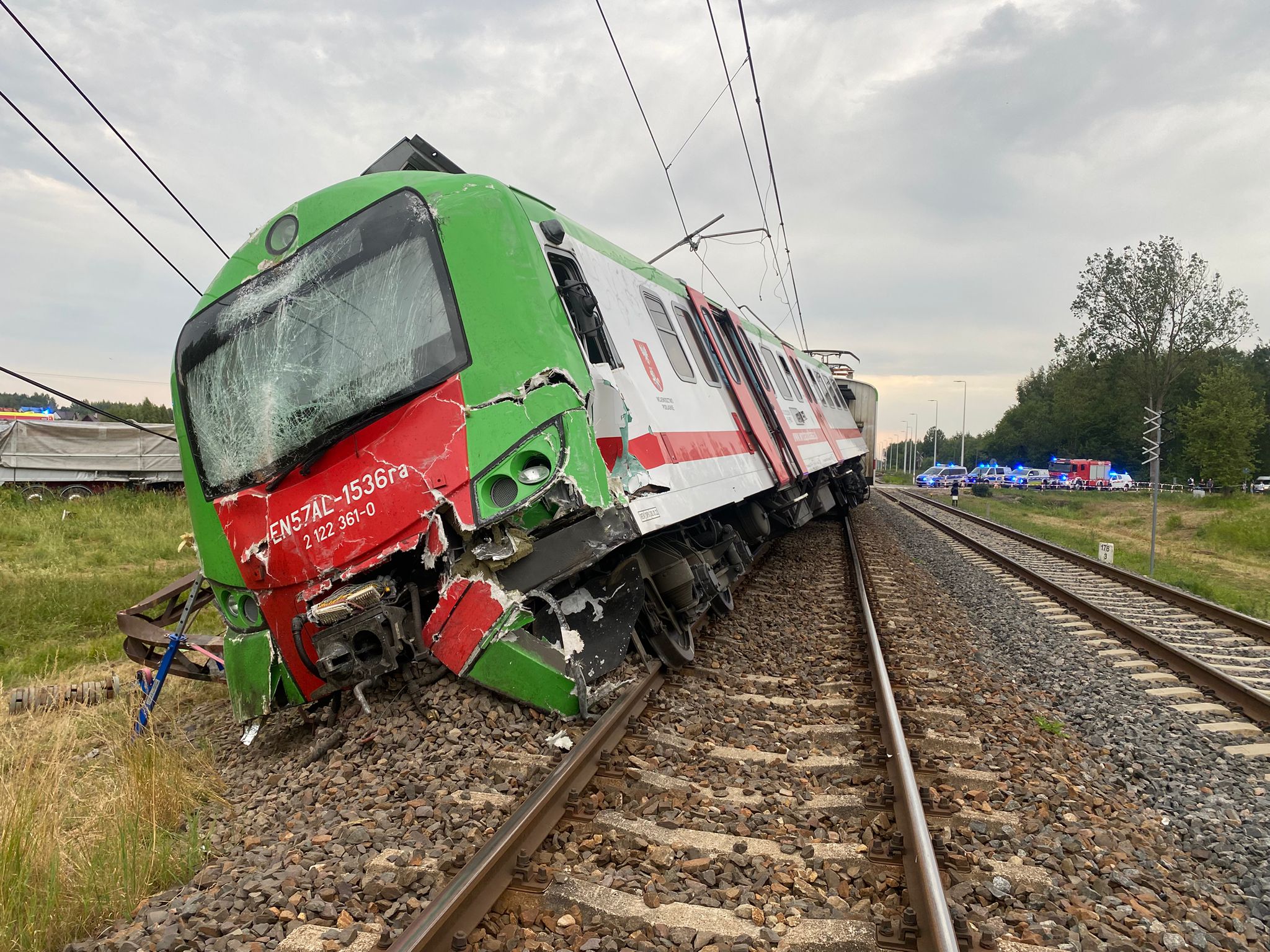 Zderzenie pociągu z ciężarówką. Są ranni