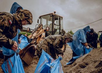 Wojsko w gotowości. MON: Żołnierze wspierają służby i mieszkańców w zagrożonych regionach