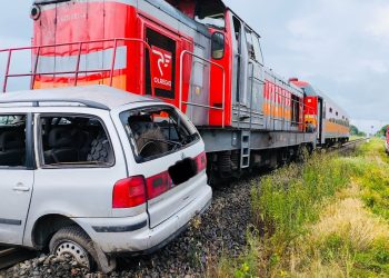 Wypadek na przejeździe pod Łomżą. Zginął kierowca