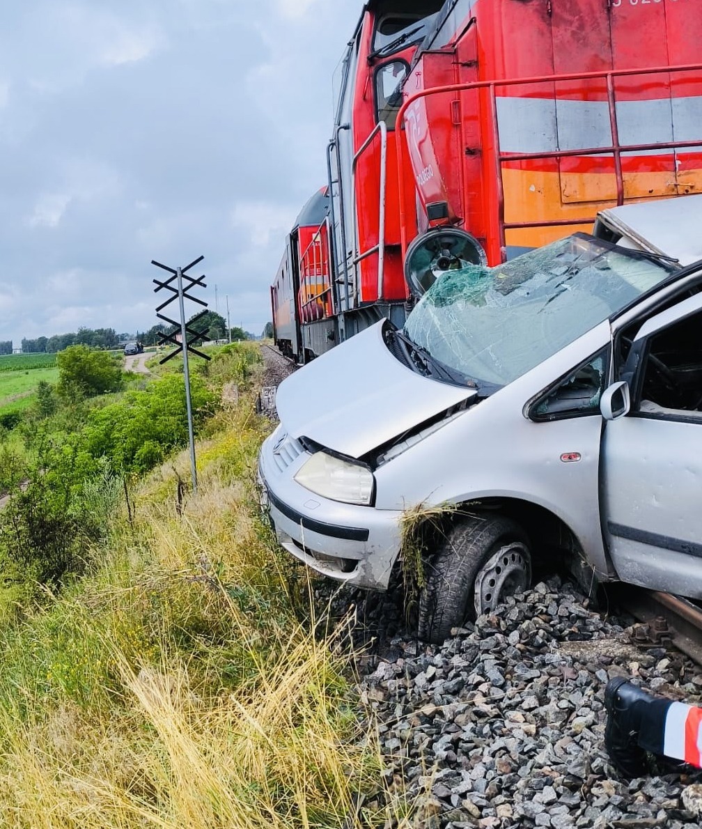 Wypadek na przejeździe pod Łomżą. Zginął kierowca
