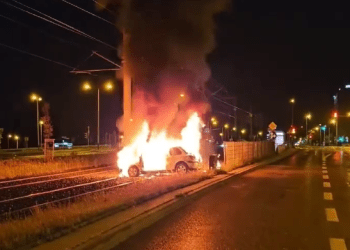 Pożar samochodu na torowisku w Krakowie [FILM]