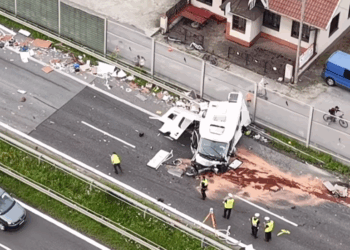 Wypadek na Zakopiance. Kamper całkowicie zniszczony