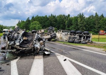 Wypadek na DK74. Ciężarówka kompletnie zniszczona