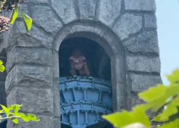 Mężczyzna wspiął się na most we Wrocławiu. Trwają negocjacje