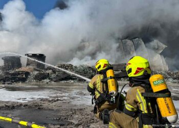 Pożar hali w Tarnowie opanowany. Na miejscu ponad 130 strażaków