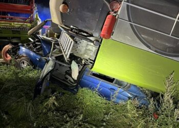 Kombajn przygniótł osobówkę. Trudna akcja strażaków