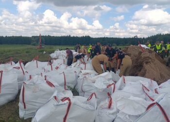 Kolejne przerwanie wału przeciwpowodziowego. Na miejscu strażacy i żołnierze