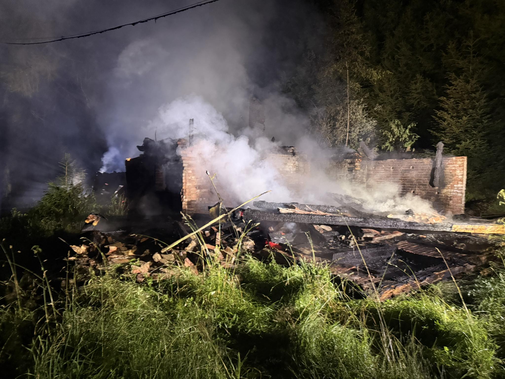 Dwa pożary pustostanów jednej nocy w gminie Nowa Ruda