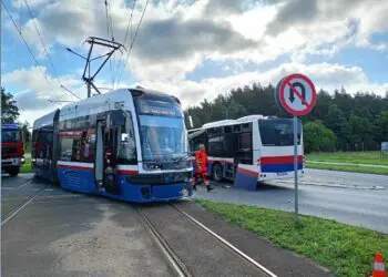 Zderzenie tramwaju z autobusem w Bydgoszczy. Są ranni