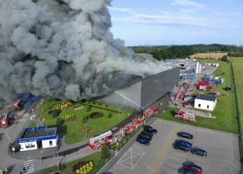 Pożar hali w miejscowości Kawle. Przybywa zastępów